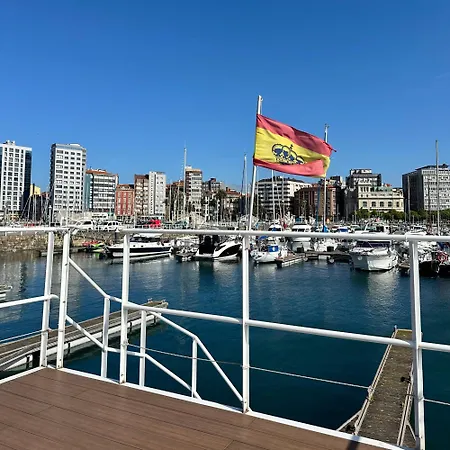 Botel Casa Flotante *