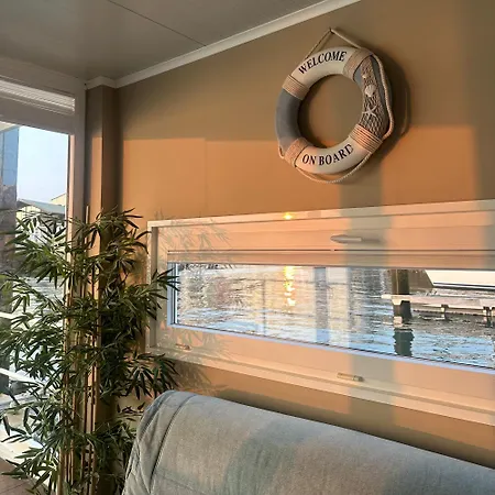 Casa Flotante Bådhotel *